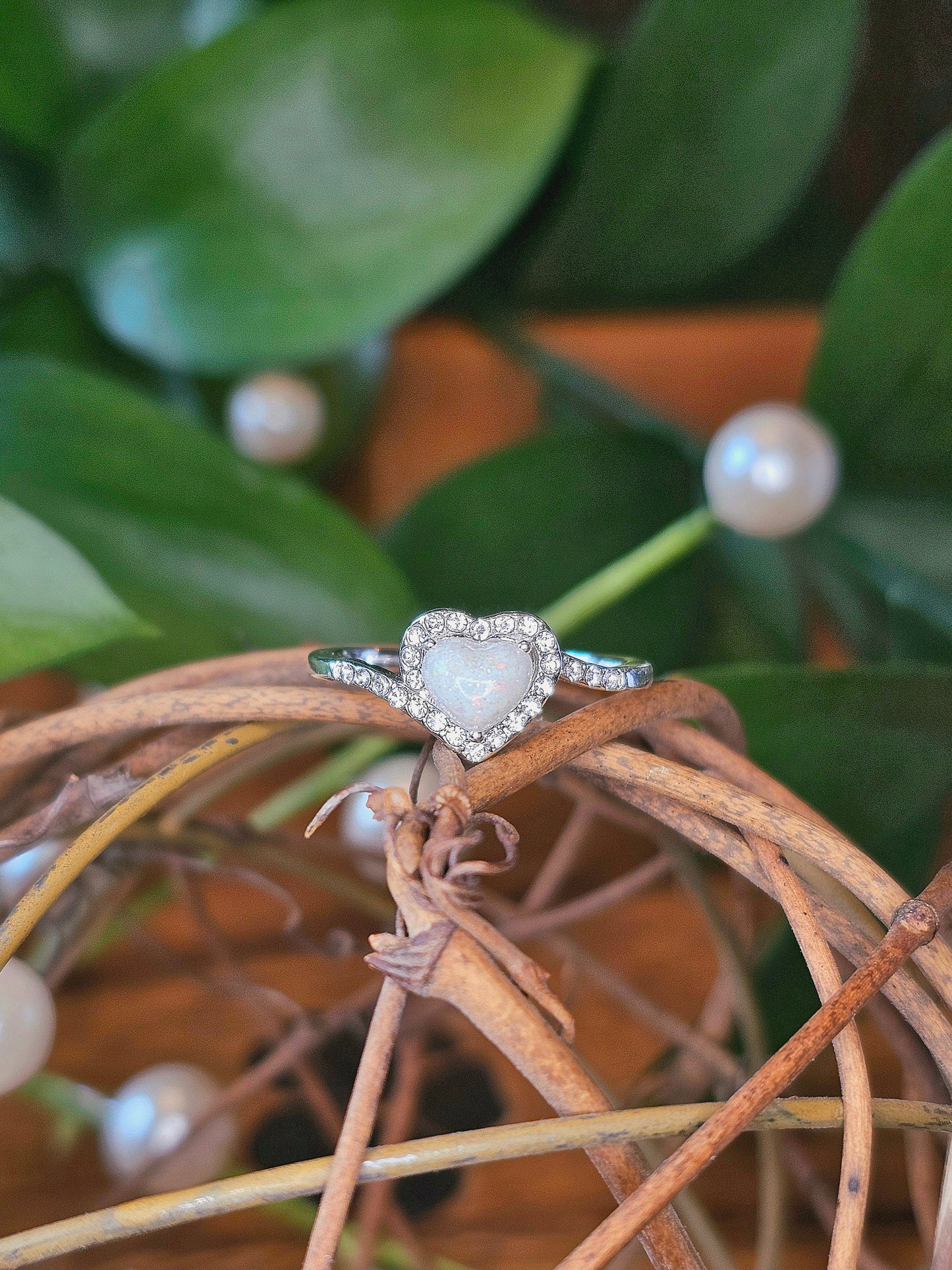Anillo de corazón con halo de 6 x 8 mm