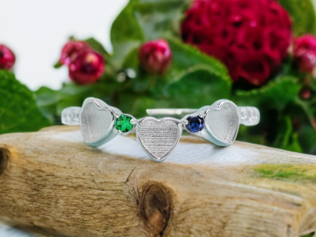 Anillo con piedra natal de 3 corazones
