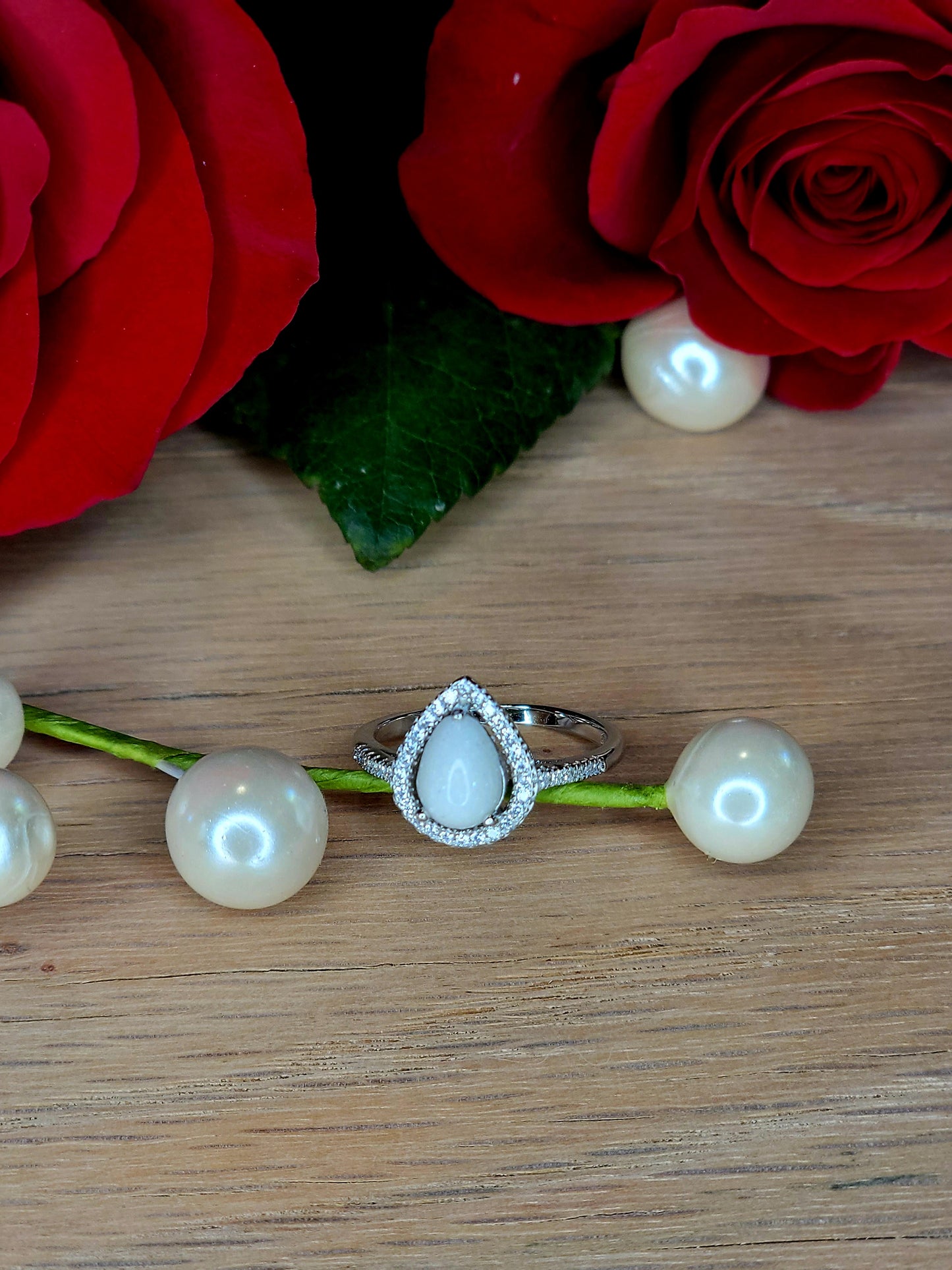 Anillo con gemas en forma de lágrima de 6 x 8 mm