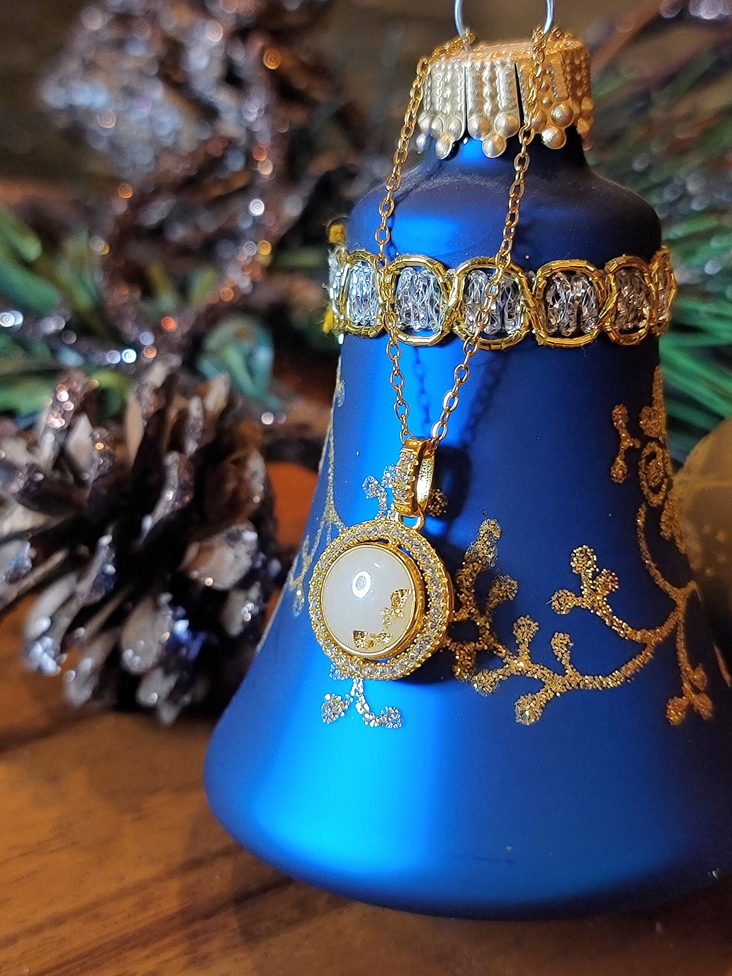 Collar con bisel redondo y gemas