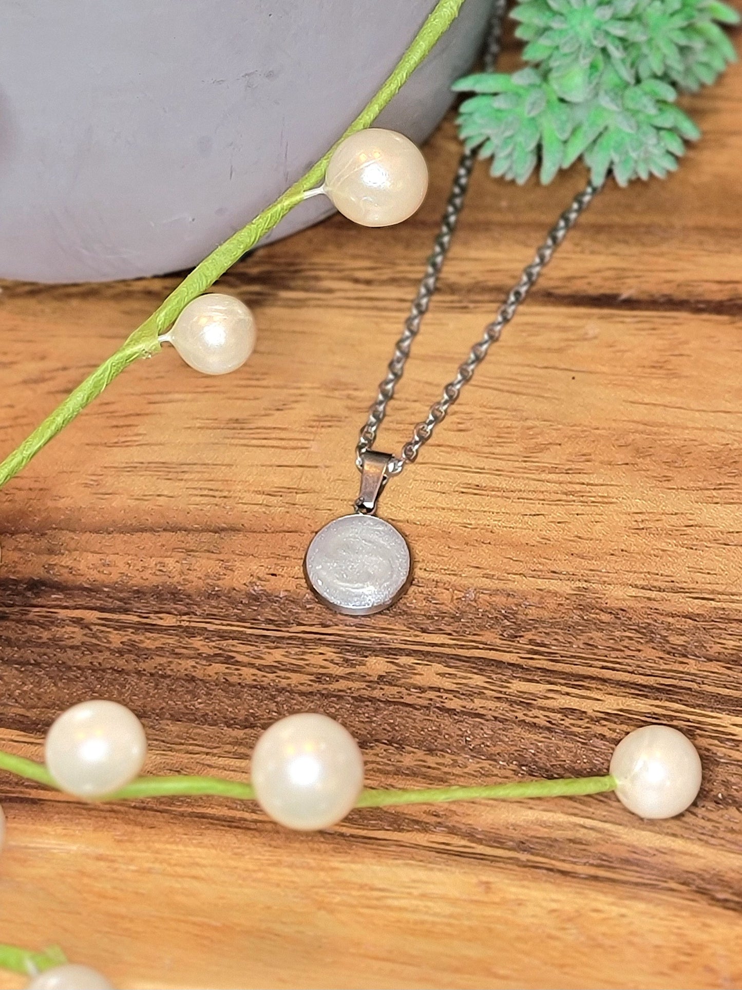 Collar con bisel circular de 8 mm